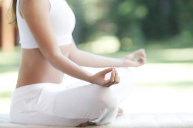 Yoga yapan bir kadın.