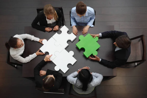 Geschäftsleute bauen Puzzle zusammen — Stockfoto
