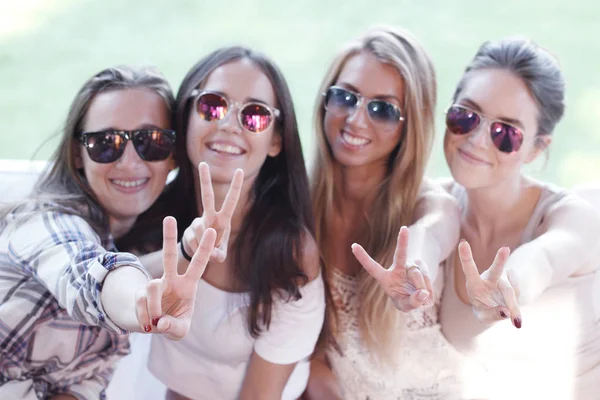 Girlfriends showing v sign — Stock Photo, Image