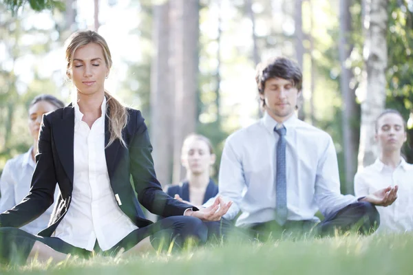 Gente de negocios practicando yoga — Foto de Stock