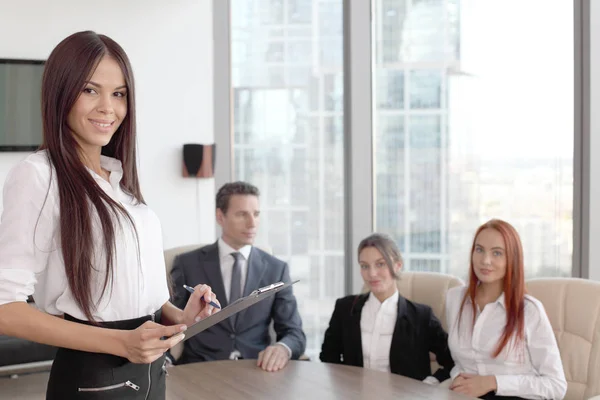 Portrait de femme d'affaires et de l'équipe — Photo