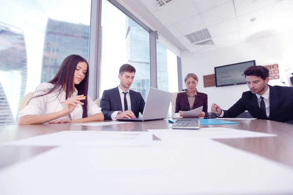 Gente de negocios trabajando juntos en una reunión — Foto de Stock