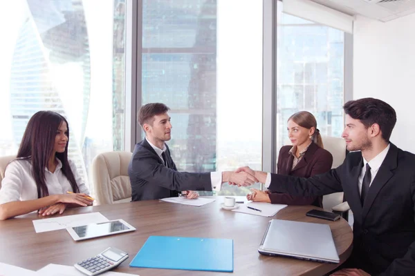 Mensen uit het bedrijfsleven samenwerken tijdens een vergadering — Stockfoto