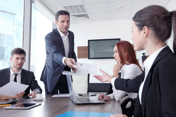 Mensen uit het bedrijfsleven samenwerken tijdens een vergadering — Stockfoto