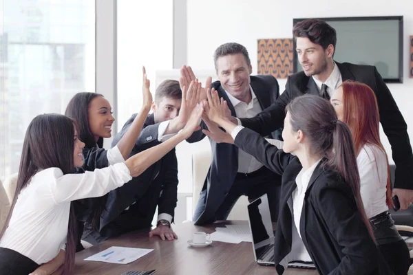 Equipe de negócios fazendo alta cinco — Fotografia de Stock