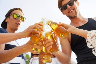 Bira içen arkadaşlar