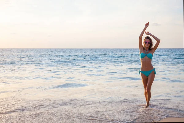 Frau im Bikini tanzt im Meer — Stockfoto