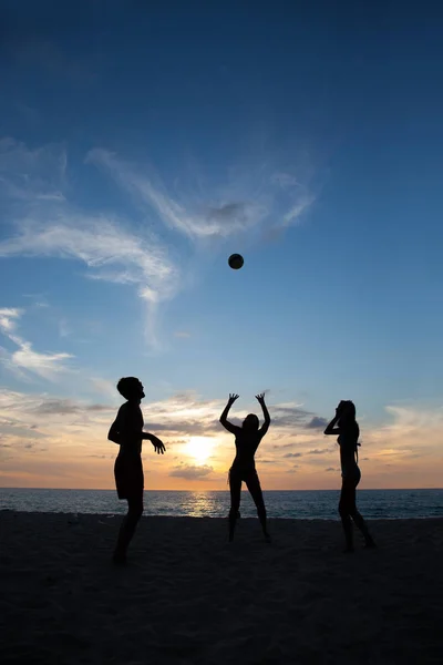 Menschen spielen Volleyball — Stockfoto