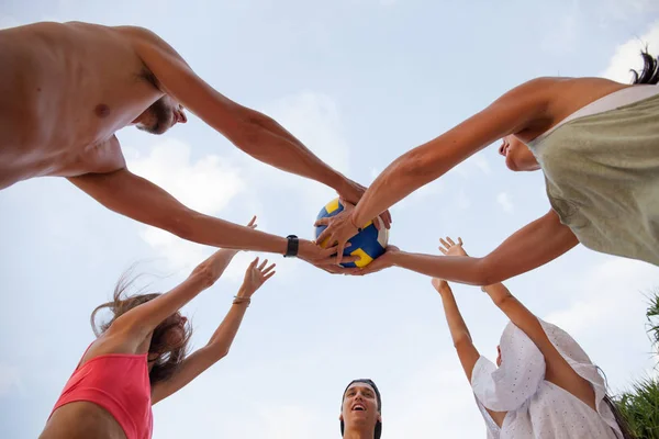 People playing volleyball — Stock Photo, Image