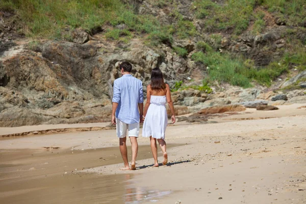 Casal andando na praia — Fotografia de Stock