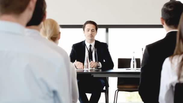 Spreker Zakelijke Conferentie Buurt Van Wit Scherm Publiek — Stockvideo