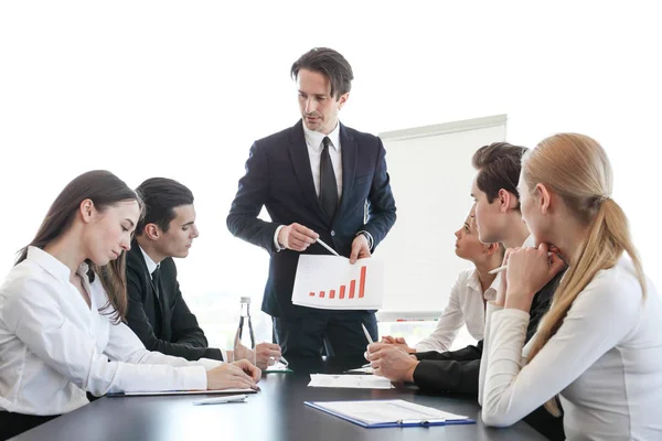 Hombre de negocios mostrar gráfico en la reunión — Foto de Stock