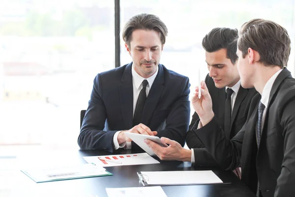 Gente de negocios usando tableta — Foto de Stock