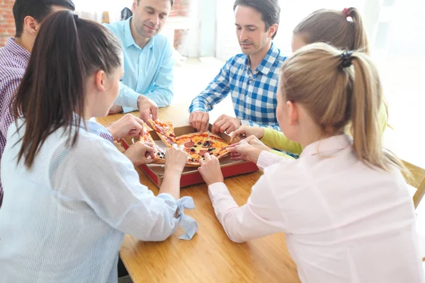 Gente agarrando pizza —  Fotos de Stock