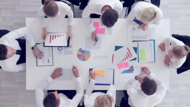 Empresários Trabalham Com Documentos Estatísticos Com Tabelas Diagramas Sentados Redor — Vídeo de Stock