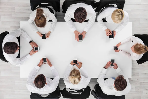 Pessoas de negócios usando smartphones — Fotografia de Stock