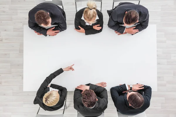 Mensen uit het bedrijfsleven zitten rond lege tabel — Stockfoto