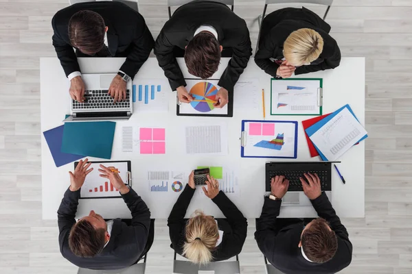 Zakenmensen werken met statistieken — Stockfoto