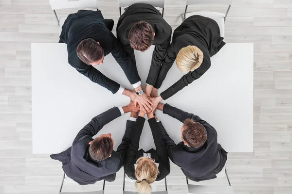 Business team stapling händer — Stockfoto