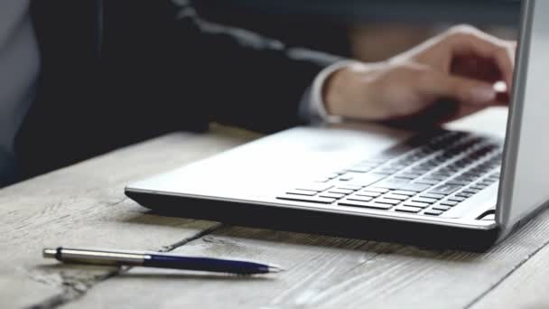 Homem Trabalhando Laptop Uma Mesa Madeira Rústica Mãos Perto — Vídeo de Stock