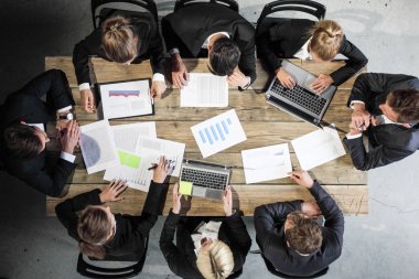 İş adamları belgeleri analiz etme