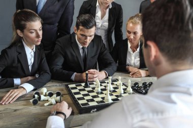 satranç oynamayı iş adamları