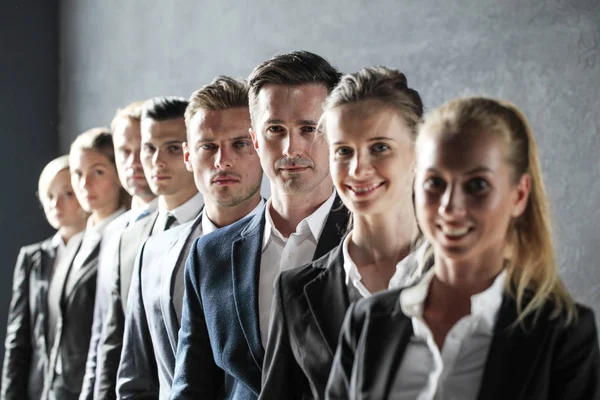Equipe de negócios de pé em uma fileira — Fotografia de Stock