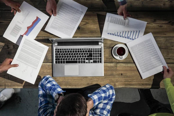 Hombre de negocios conseguir trabajo extra — Foto de Stock