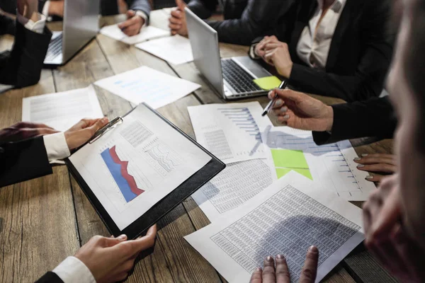 Gente de negocios analizando documentos — Foto de Stock