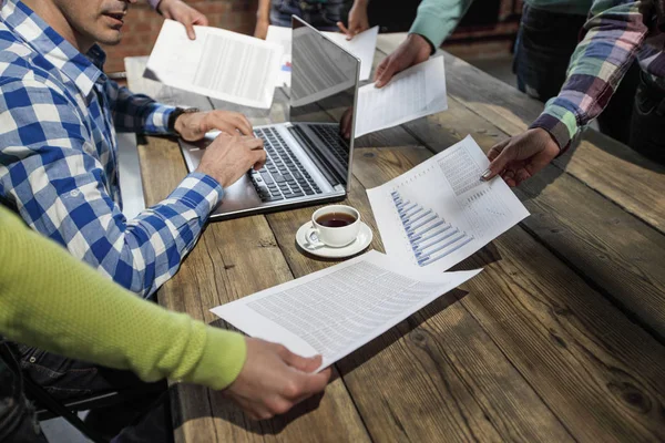 Zakenman krijgen extra werk — Stockfoto