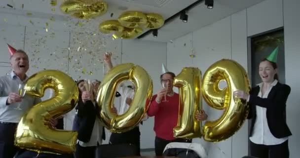 Gli Uomini Affari Festeggiano Vacanze Nel Moderno Ufficio Bevendo Champagne — Video Stock