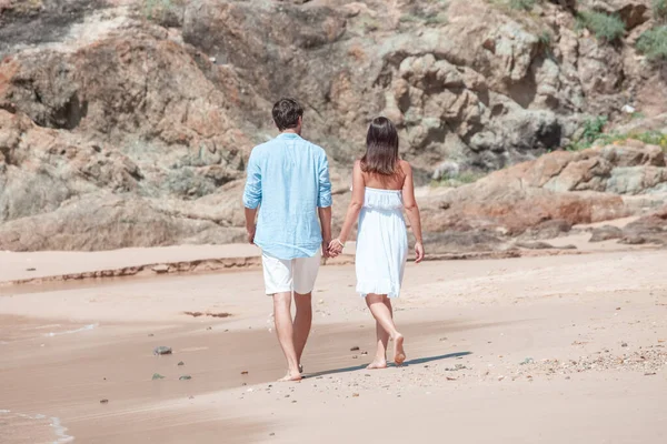 Paar spaziert am Strand — Stockfoto