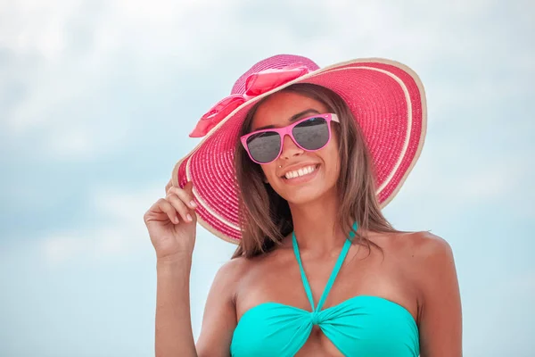 Mulher sorridente de chapéu de sol — Fotografia de Stock