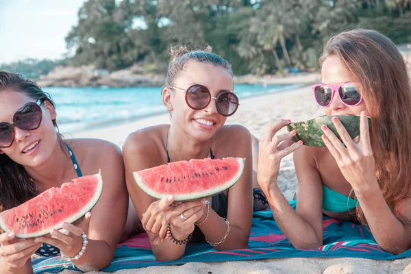 Female friends eating watermelon — Stock Photo, Image