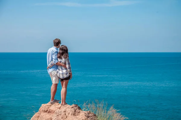 Pareja joven mira el mar — Foto de Stock