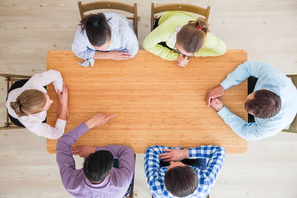 Equipo de personas apuntando al espacio en blanco — Foto de Stock