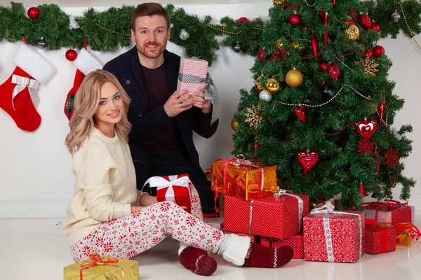 Couple with Christmas gifts — Stock Photo, Image