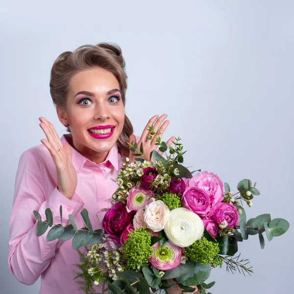 Mulher surpreendida com flores — Fotografia de Stock