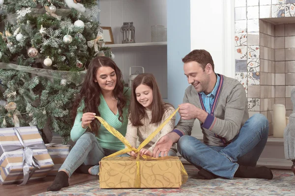Sonriente familia desembalaje regalos — Foto de Stock