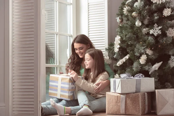 Madre e hija desempaquetan regalo de Navidad — Foto de Stock