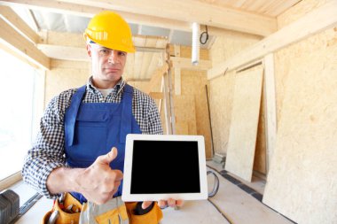 Tablet tutan inşaat işçisi