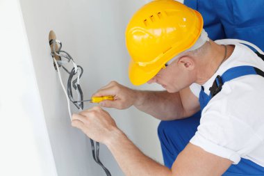 Elektrikçi elektrik telleri sıyırma