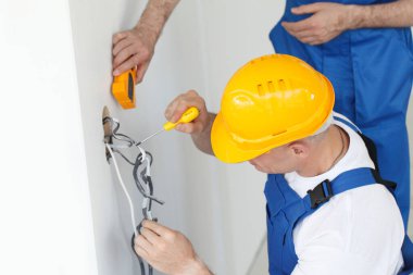 Elektrikçi elektrik telleri sıyırma