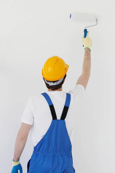 Paredes de pintura do trabalhador na casa nova — Fotografia de Stock