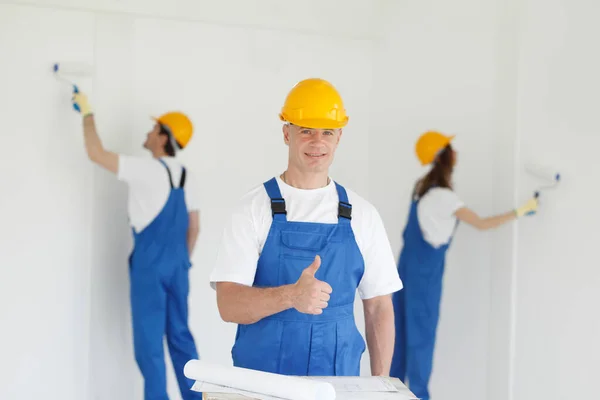 Trabalhador dá polegares para cima — Fotografia de Stock