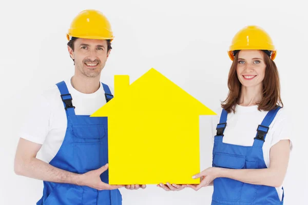 Dos trabajadores sostienen modelo de casa — Foto de Stock