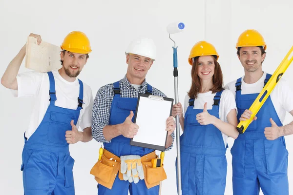 Trabajadores industriales con herramientas — Foto de Stock