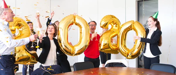 Os empresários estão comemorando o Ano Novo 2020 — Fotografia de Stock