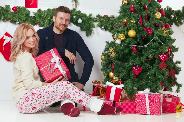 Pareja con regalos de Navidad — Foto de Stock