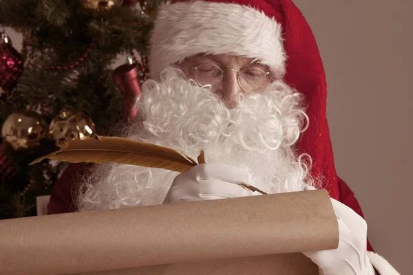 Papai Noel escrevendo em papel velho — Fotografia de Stock